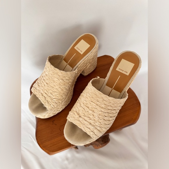 Dolce Vita Straw Wedge Sandals. 8.5 - Picture 3 of 6